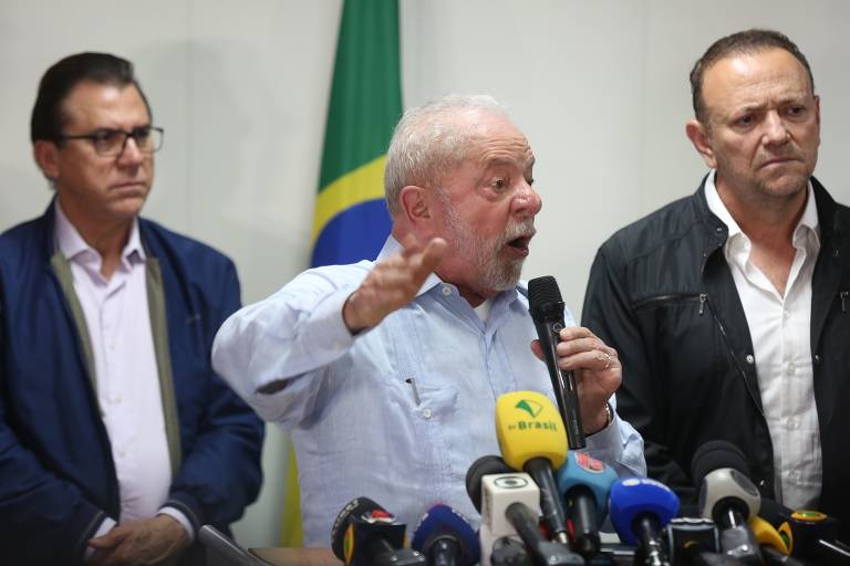 Depois do ocorrido, uma intervenção federal foi instaurada pelo presidente Lula, centenas foram presos, incluindo autoridades, e outros estão sendo investigados; na foto, o presidente lê decreto de intervenção de segurança no Distrito Federal no gabinete da prefeitura de Araraquara, interior de São Paulo