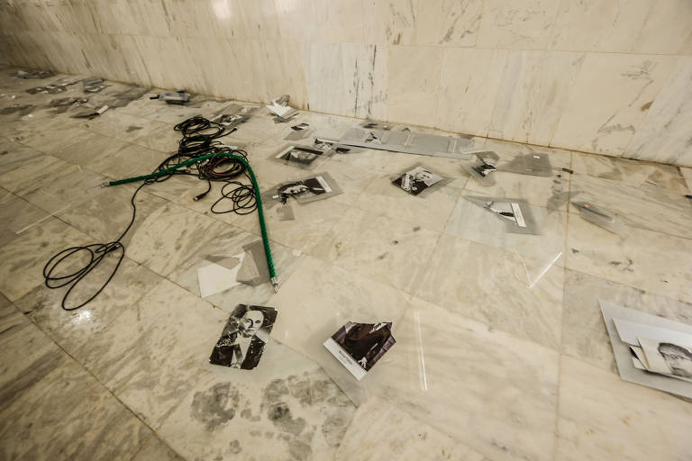 Imagens do Palácio do Planalto mostram vidros quebrados, móveis atirados para fora do prédio, computadores e monitores no chão e obras de arte avariadas; também foram destruídos itens no STF e no Congresso Nacional
