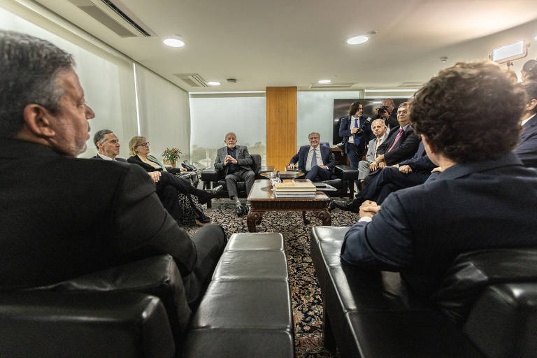 Reunião de Lula com ministros no Palácio do Planalto um dia após o ataque; em outra reunião com governadores, mandatário disse que os militantes golpistas não tinham uma pauta de reivindicações e que apenas queriam um "golpe e golpe não vai ter"