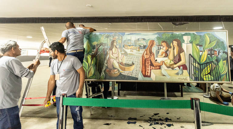 Técnicos trabalham na tela "Mulatas", pintada em 1962 por Di Cavalcanti, que foi furada pelos golpistas durante invasão ao Palácio do Planalto