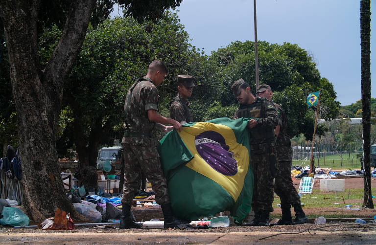 Após os atos de vandalismo e a ordem do STF para que acampamentos golpistas fossem desmantelados, bases bolsonaristas no entorno de quartéis foram desmobilizadas; acampamentos em Brasília, Rio, São Paulo, Manaus, Salvador, Belo Horizonte e Porto Alegre foram aos poucos sendo esvaziados