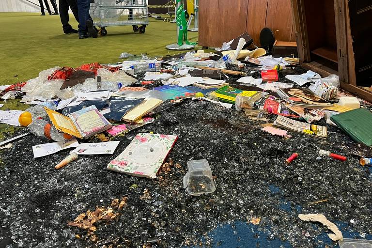 Entrada do gabinete do presidente do Senado, Rodrigo Pacheco, completamente depredada