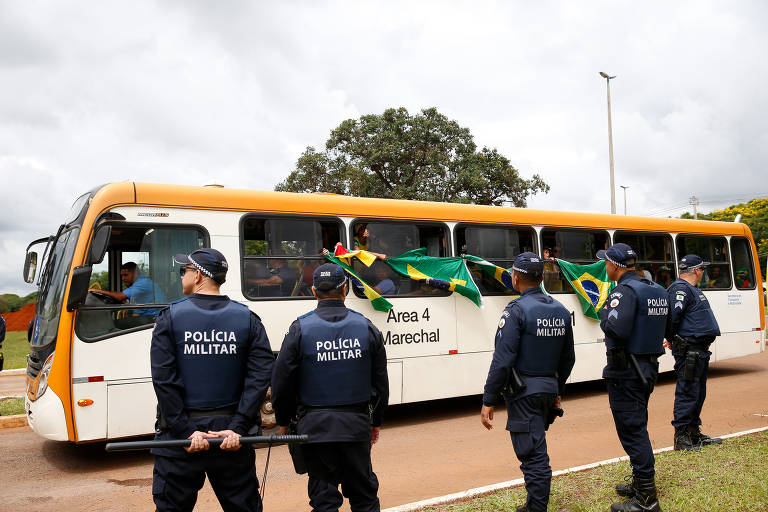 Dezenas de ônibus com bolsonaristas presos no acampamento golpista em frente ao QG do Exército chegam à superintendência da Polícia Federal em Brasília