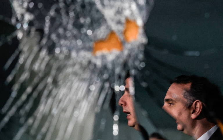 O presidente do Senado, Rodrigo Pacheco, em coletiva de imprensa; autoridades reagiram em conjunto contra os ataques e contra uma tentativa de ruptura institucional no país