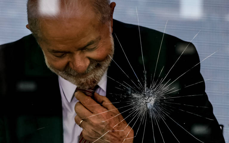 Foto produzida com técnica de múltipla exposição, mostra o presidente Lula  e vidro avariado após ataques de manifestantes bolsonaristas