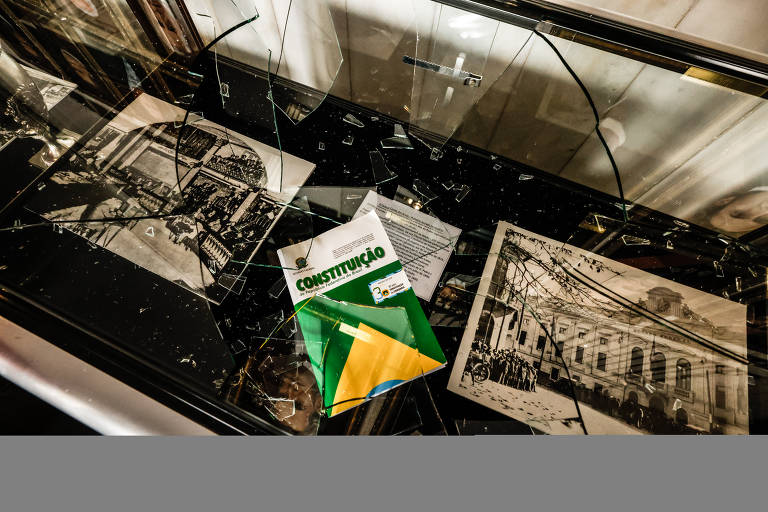 Peças do museu do Senado Federal são danificadas após invasão de apoiadores do presidente Jair Bolsonaro