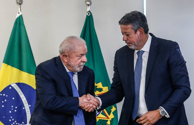 O presidente Lula em reunião com Arthur Lira recebe o decreto de intervenção federal na segurança pública do DF