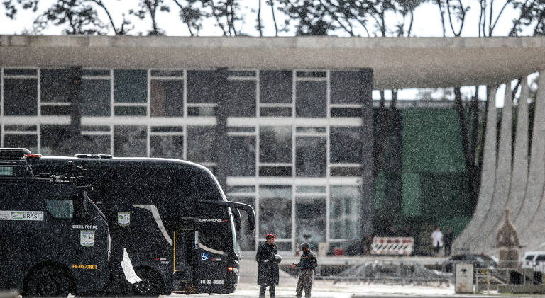 Onibus da Força Nacional estacionado na Praça dos Três Poderes