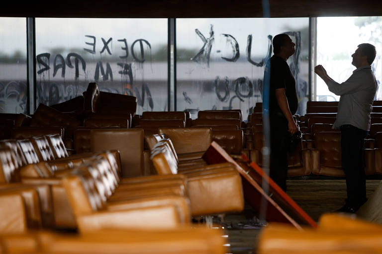 Agentes da Polícia Federal fazem perícia na prédio do STF