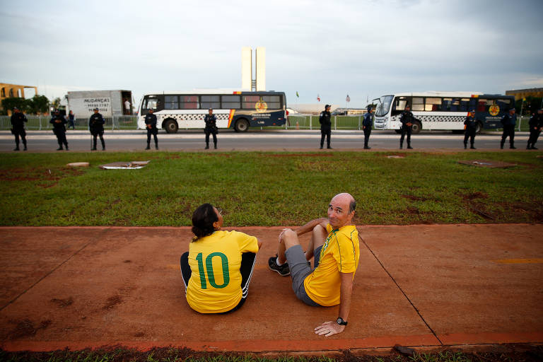 Dois manifestantes bolsonaristas na frente do Congresso