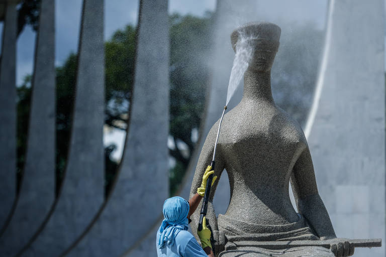 Estátua da Justiça, vandalizada no dia 08 de janeiro, é lavada por agente de limpeza