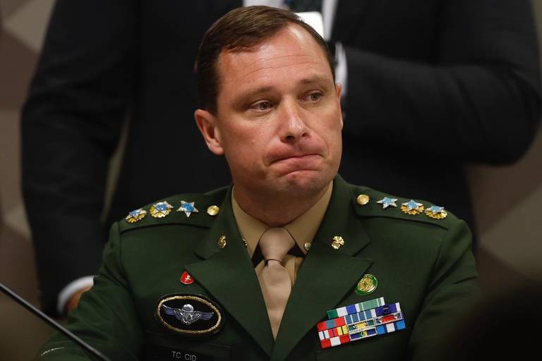 Ajudante de ordens de Jair Bolsonaro, o tenente-coronel Mauro Cid fica em silêncio na CPI do 8 de janeiro
