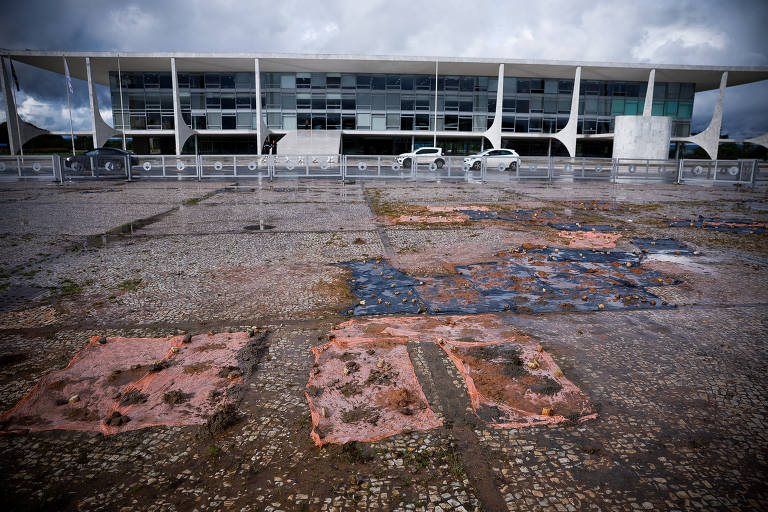 Um ano após atos golpistas, calçamento do Palácio do Planalto segue danificado