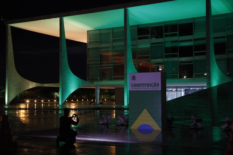 Projeção na fachada do Congresso Nacional e iluminação no Palácio do Planalto marcam 1 ano dos atos antidemocráticos