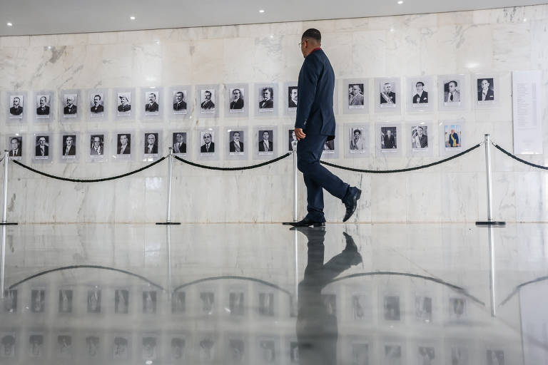 Galeria com as fotos dos presidentes da República aparece sem o tapume pela primeira vez desde 08 de janeiro de 2023