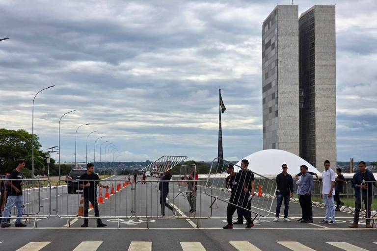 região do congresso com grades e policiais