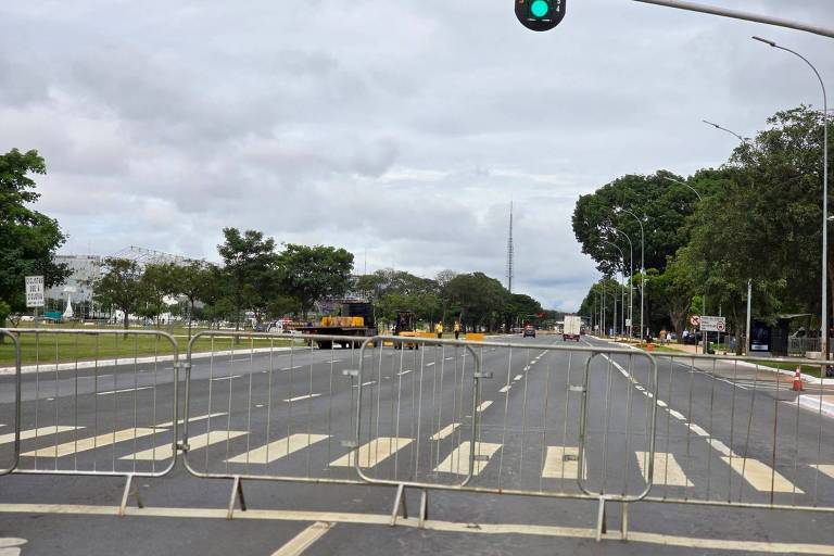 região do congresso com grades e policiais