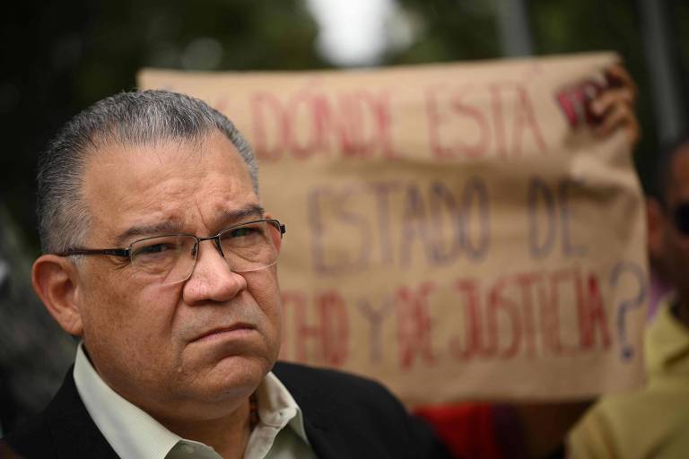 O ex-candidato presidencial Enrique Marquez， agora desaparecido， durante ato que pedia liberdade para presos políticos， nos arredores da Procuradoria-Geral em Caracas