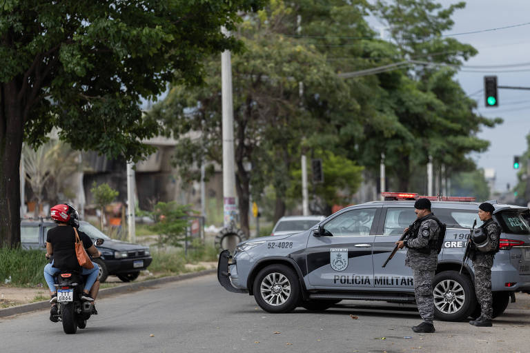 Policiais durante operação em Manguinhos， na zona norte do Rio， nesta quarta (8)
