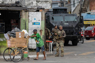 Policiais do Core durante operação em comunidade da zona norte do Rio de Janeiro