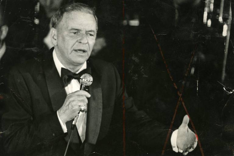 O cantor norte-americano Frank Sinatra em show no Rio de Janeiro