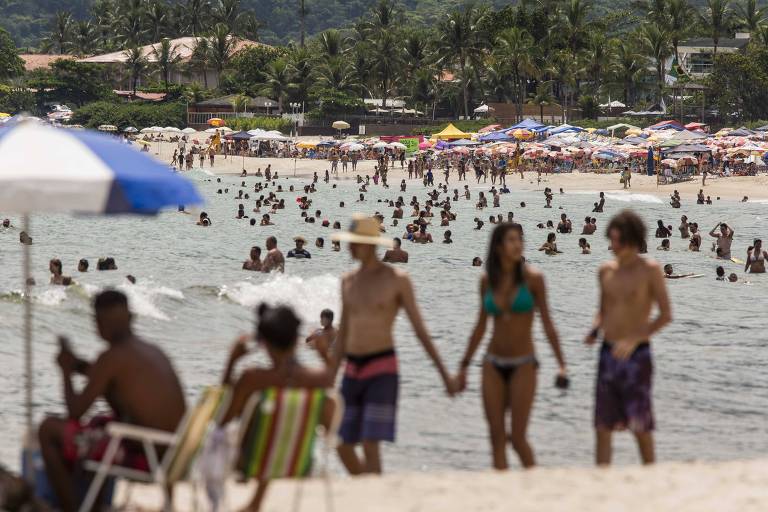 Banhistas na praia de Maresias， em São Sebastião (SP)