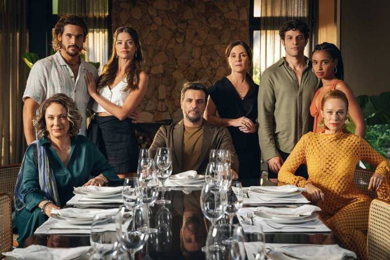 Em foto colorida, vários atores posam para foto de divulgação da novela