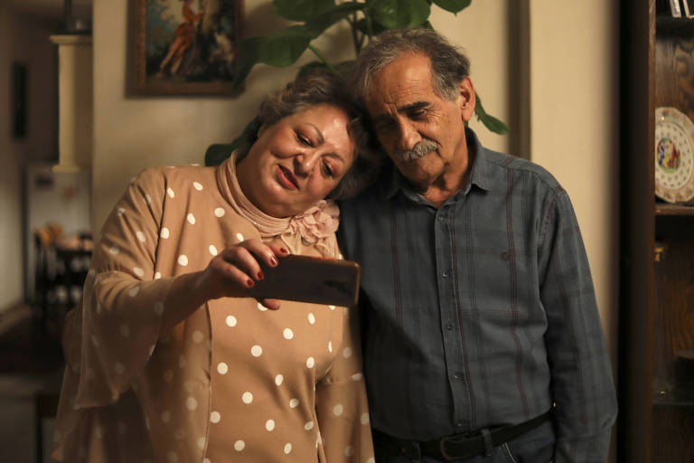 Os atores Lili Farhadpour e Esmaeel Mehrabi em cena do filme 039;Meu Bolo Favorito039;