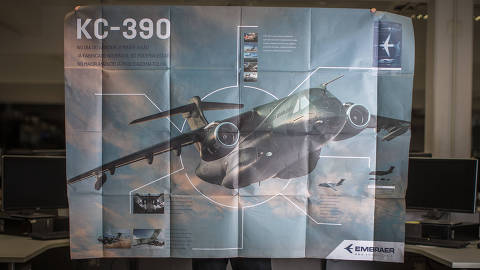 SÃO PAULO, SP, 23.10.2016: ANÚNCIO-EMBRAER - Reprodução de anúncio da empresa Embraer, publicado no jornal Folha de S.Paulo no dia 23 de outubro de 2016. (Foto: Avener Prado/Folhapress)