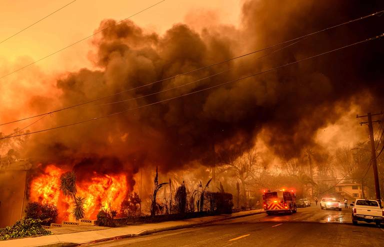 Los Angeles vive cenário caótico com incêndio descontrolado avançando sobre a cidade 