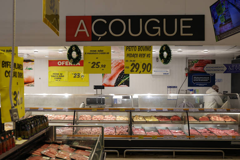 Foto mostra açougue de hipermercado em São Paulo