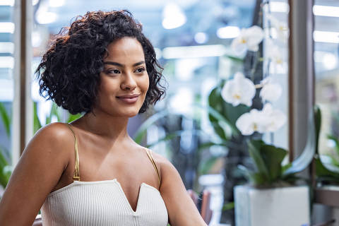 Maria de Fátima (Bella Campos) decide cortar o cabelo chanel após se mudar para o Rio de Janeiro em busca da fama 
