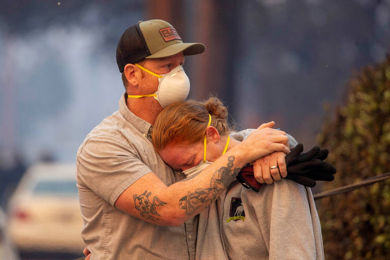 Los Angeles vive cenário caótico com incêndio descontrolado avançando sobre a cidade 