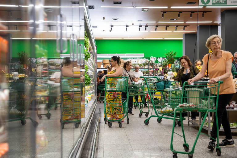 Foto mostra consumidores fazendo compras em supermercado na zona leste de São Paulo
