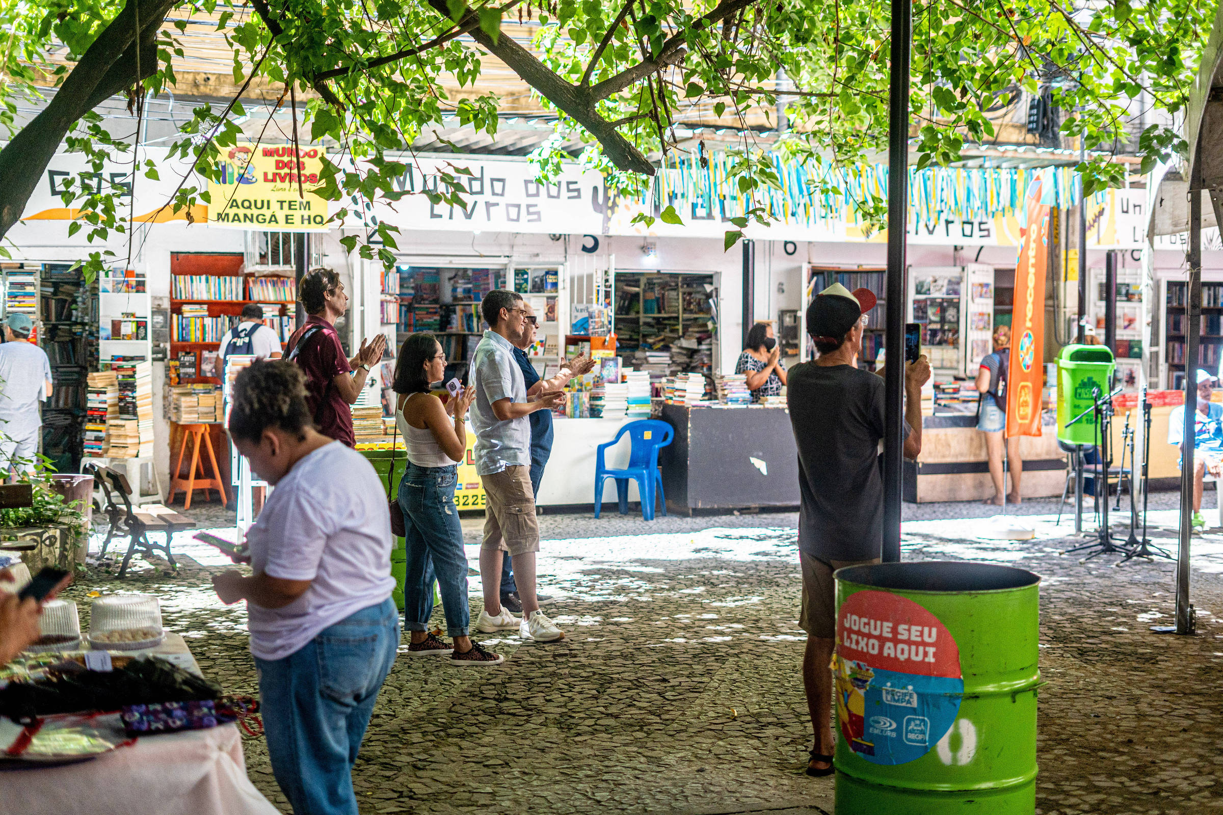 Livreiros de calçada espalham a paixão pelos livros no centro de Recife