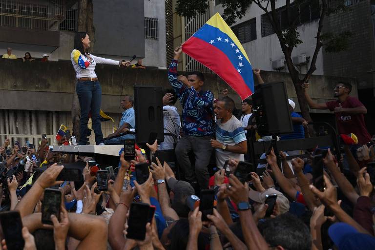 A líder opositora María Corina Machado participa de ato em Caracas após meses sem aparecer em público