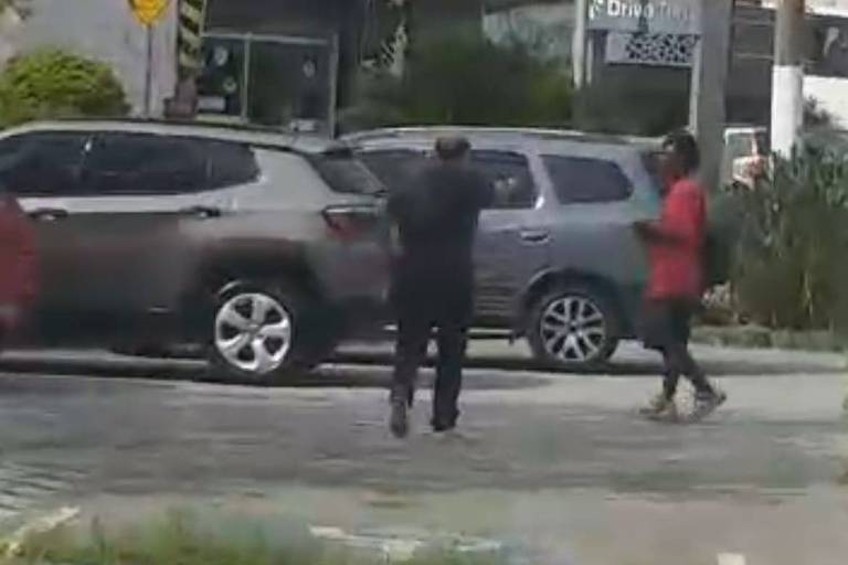 Um homem agrediu um morador de rua no estacionamento do Mc Donalds， na tarde desta quarta-feira (9)