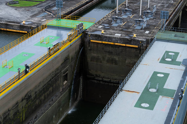 Comportas de Cocolí no Canal do Panamá; uma expansão de bilhões de dólares ajudou o canal a receber navios de carga de grande porte, mas também pode estar alimentando uma confusão ecológica