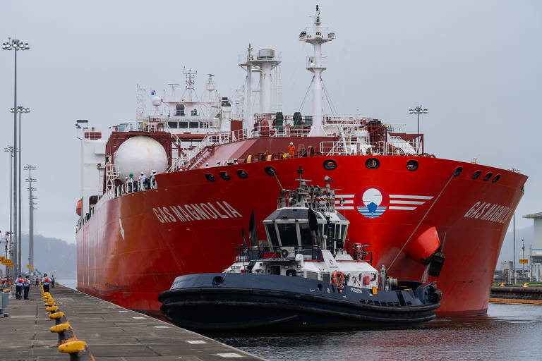 O navio Gas Magnolia transitando pelas eclusas de Cocolí, no Canal do Panamá