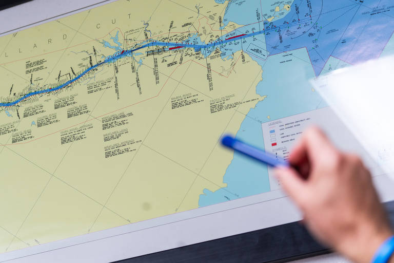 Um capitão da UCOC (União de Capitães e Oficiais de Convés) mostra a rota feita pelas embarcações ao longo dos 33 km do Canal do Panamá, destacando os desafios e a precisão necessária para navegar por esta via aquática interoceânica
