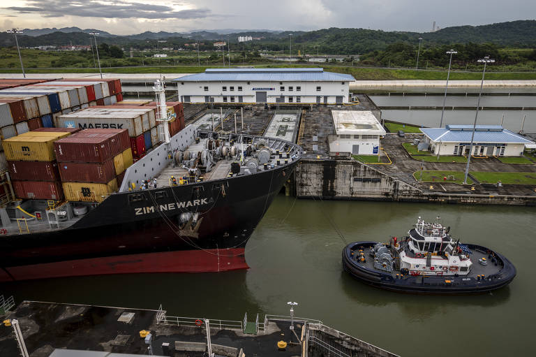 Navio porta-contêineres atravessa o Canal do Panamá