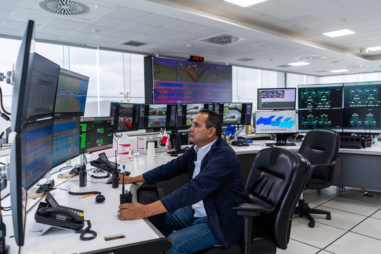 Carlos Gutiérrez monitora e supervisiona a operação de navios que passam pelas comportas de Cocolí, no Canal do Panamá