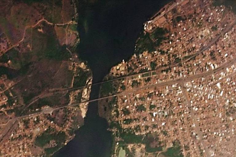 Foto aérea mostra o rio e as duas cidades