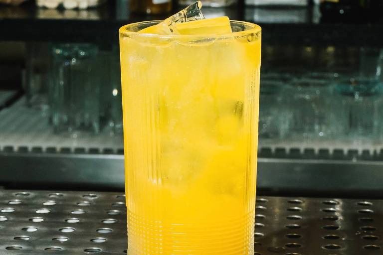 Drinque Highball Tropical do Guilhotina Bar