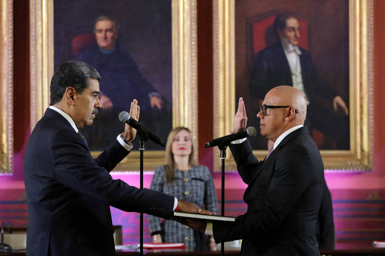 O ditador Nicolás Maduro durante juramento de posse em frente a Jorge Rodriguez， presidente da Assembleia nacional， em Caracas