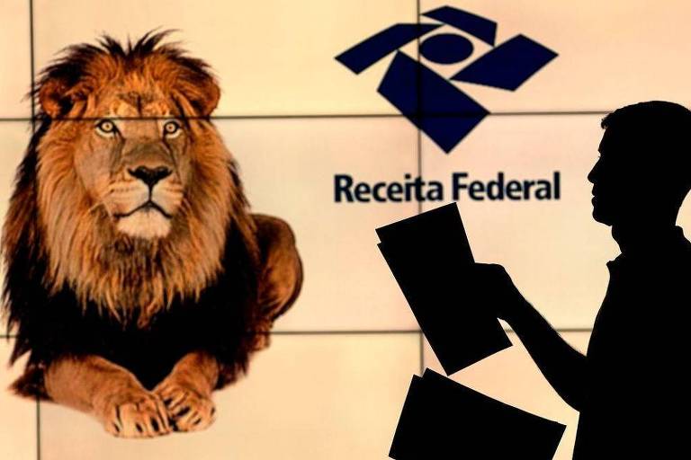 Silhueta de homem segurando papéis em frente a uma tela mostrando o logotipo da Receita Federal e a imagem de um leão