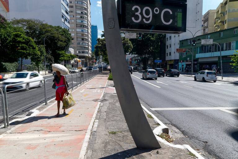 Relógio de rua marca 39 graus em um canteiro de uma avenida