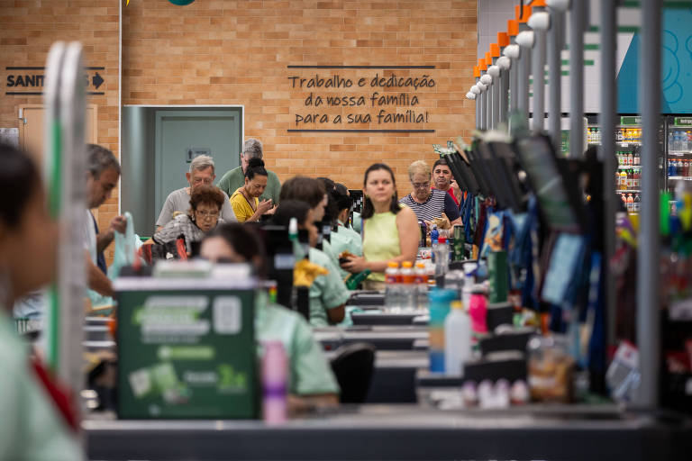 Movimentação no supermercado Chama， na rua do Oratório， no bairro da Mooca， zona leste de São Paulo