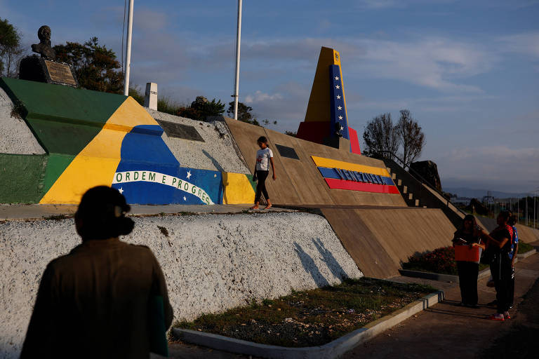 Pessoas cruzando a fronteira entre Brasil e Venezuela na cidade de Pacaraima (RR)， em setembro