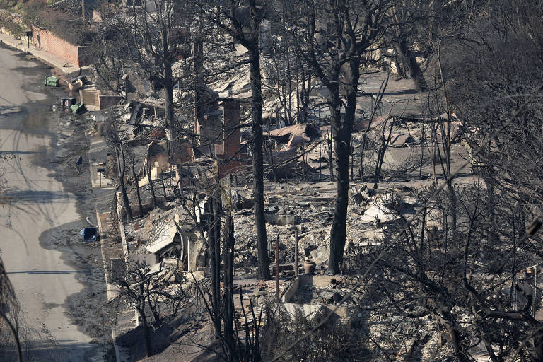 Casas destruídas em Pacific Palisades， em Los Angeles， após passagem de grande incêndio